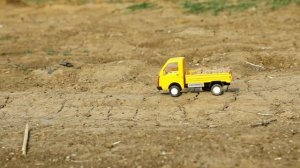 Вытаскиваем  машинки из ямки с водой