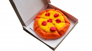 Лепим из воздушного пластилина пиццы и делаем из картона коробки для них.