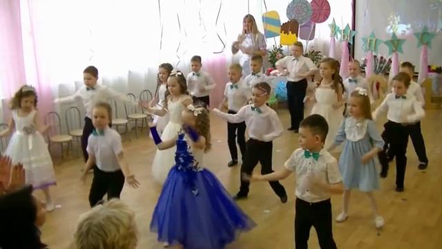 Общий танец на выпускной "Счастье" смотреть онлайн