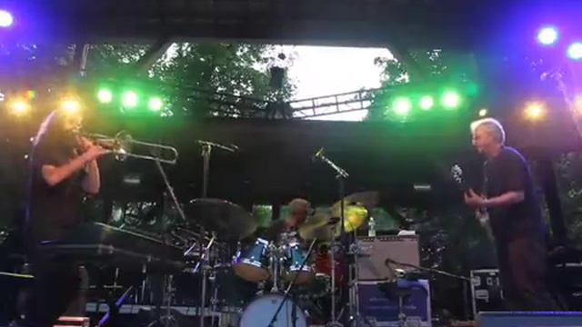 Bill Frisell,Steve Moore,Rudy Royston-CluckOldHen-26&2.m4v смотреть онлайн