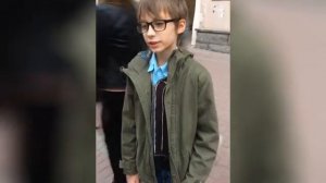 Ребенок читает Гамлета на Арбате