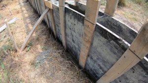 34 Супсех. Анапа. Заливка заборного цоколя в опалубку из ламинированной фанеры.