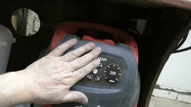 Торцовочная пила Макита 1219L на тумбе и со своей аспирацией. смотреть онлайн