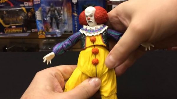 Обзор фигурки Пеннивайза — Neca IT Ultimate Pennywise 1990 Figfure Review