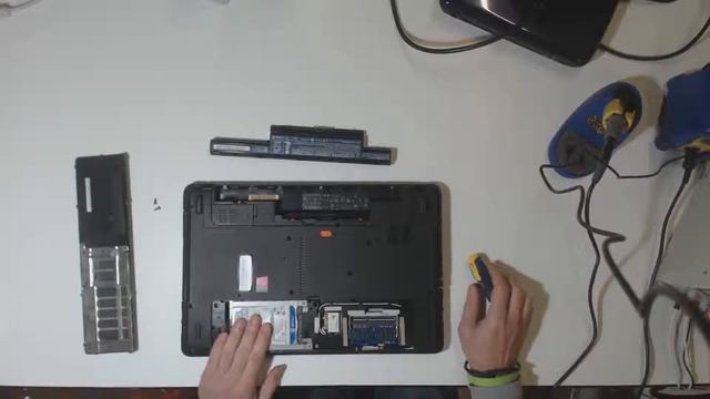 ? Smontaggio disco HD Acer Aspire E1-571G. Acer Aspire disassembly. смотреть онлайн