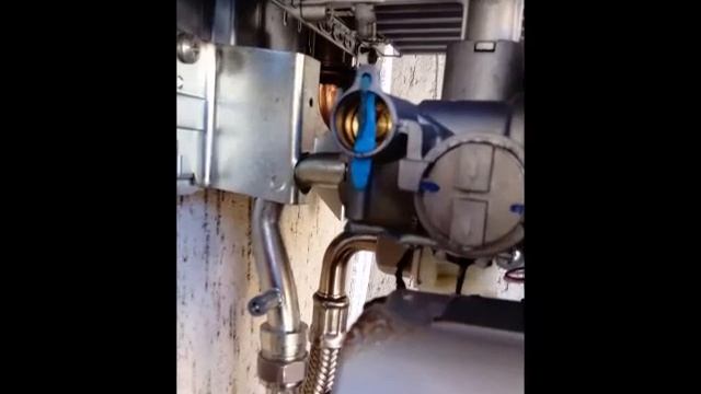 Pericolo incendio quando installi uno scaldacqua a gas camera aperta all'esterno... смотреть онлайн