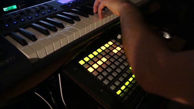Live dub techno with Akai APC40 and Axiom49 смотреть онлайн