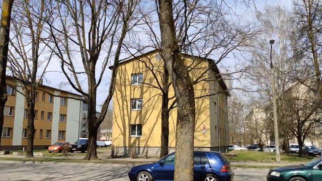 Красивый памятник эстрадной певице Норе Бумбиере ! Парк и Дом культуры в Елгаве 17 апреля 2021 . смотреть онлайн