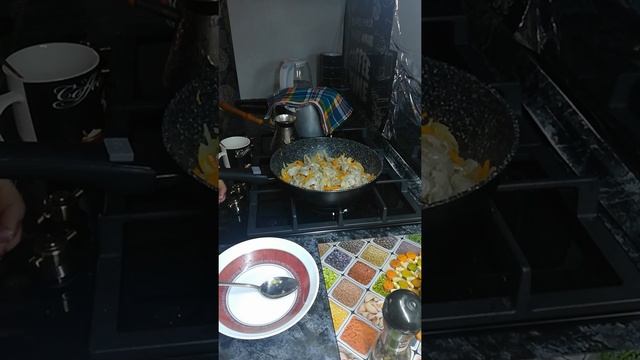 куриные желудки с лучком морковкой и помидором? смотреть онлайн