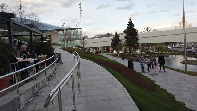 Весна в Зарядье/Spring blossom in Zaryadie Park in Moscow смотреть онлайн