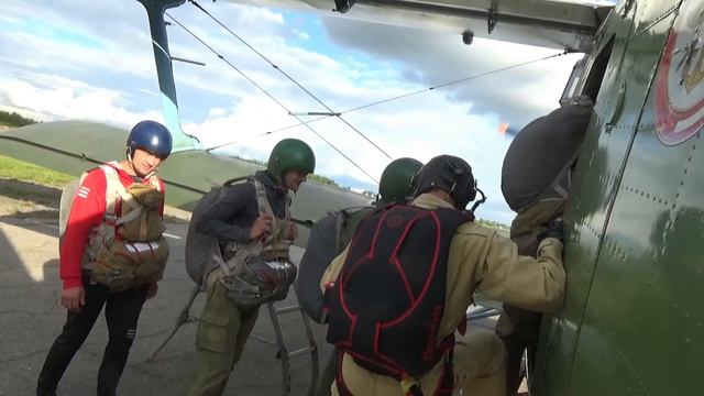 первый прыжок с парашютом 800 метров смотреть онлайн