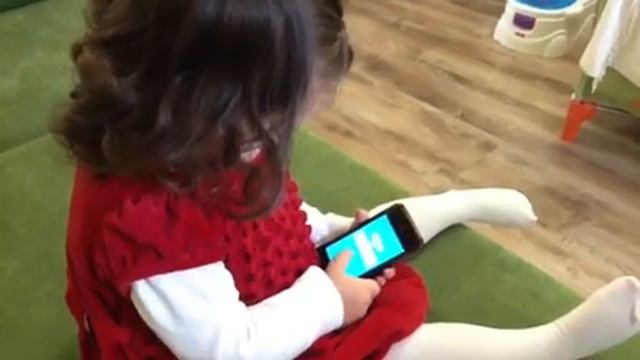 Ребенок владеет iPhone смотреть онлайн