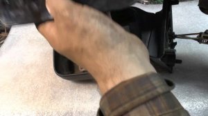 Снятие стекла бокового зеркала старых Ford'ов.