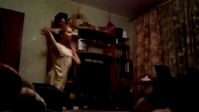 Братик и сестрёнка. Бой подушками. смотреть онлайн