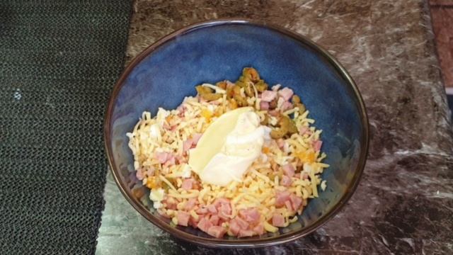 Рулетики из огурца с начинкой.