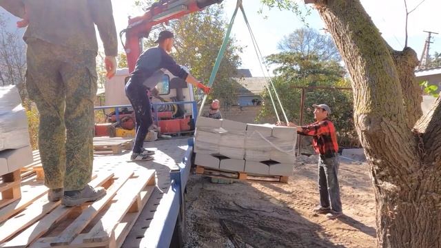 В Новосельском идет благоустройство придомовой территории смотреть онлайн