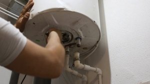 как слить воду с водонагревателя.ремонт водонагревателя ARISTON замена тен