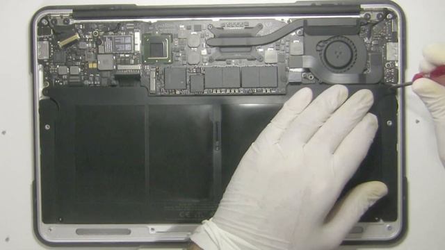 Replacing Battery in macbook Air 2011 - model a1370 смотреть онлайн