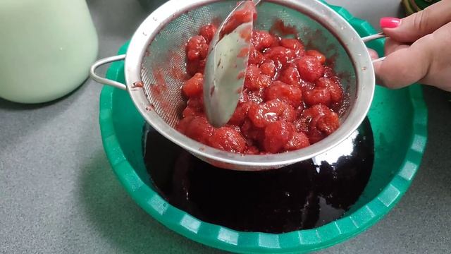Клубничный сироп?Вкусная добавка к мороженому... смотреть онлайн