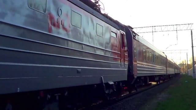 ЧС2К-690 в новой окраске "РЖД" с поездом №290 "Москва –Ижевск" смотреть онлайн