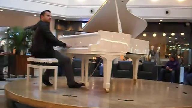 Пианист в торговом центре в Париже смотреть онлайн