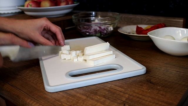 Овощной салат с брынзой и яйцом