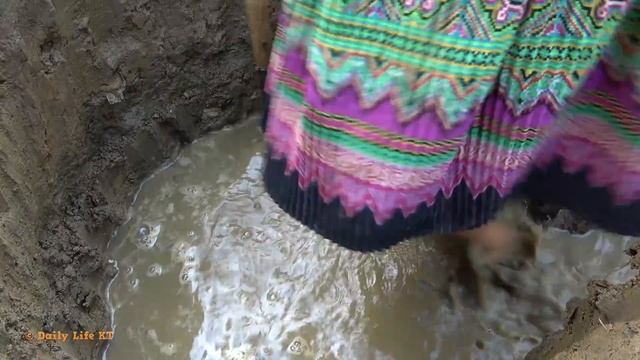 Primitive Life: Primitive skills build fish trap catch a lot of fish - Fishing by deep hole смотреть онлайн