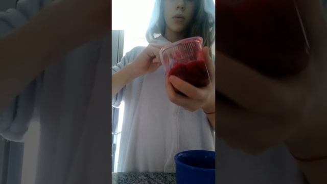 Хотела вам показать птичек как они едят сало. Но не получилось. смотреть онлайн