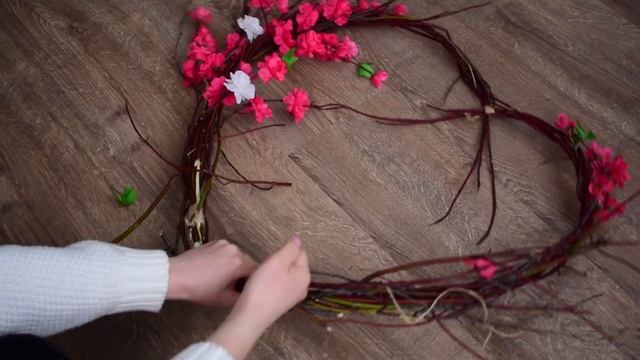 Романтичный декор. Большое сердце из веток и цветов смотреть онлайн