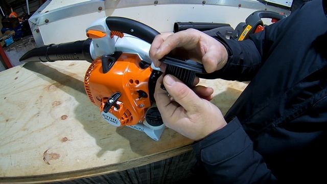 Stihl BG 86C Vs Husqvarna 525BX Blowers. Who's The Winner, смотреть онлайн