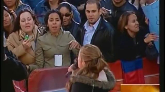 Shakira - Underneath your clothes Today Show (04-28-06) смотреть онлайн