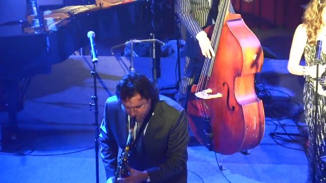 Groovy Latin lounge music band 4 to the bar plays live music: „Mas Que Nada" смотреть онлайн