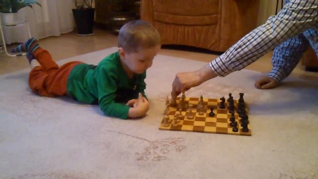 Kind 2 Jahre spielt Schach / Nemanja 2 godine igra Sah смотреть онлайн