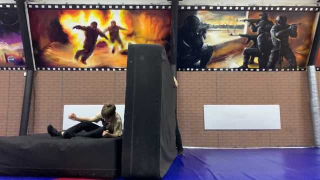 Тренируемся залезать и сваливаться с препятствия смотреть онлайн