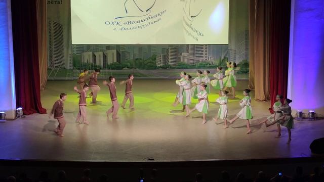 Танец "Улица широкая" . Средняя группа. Постановка Кузнецова Е.А. смотреть онлайн