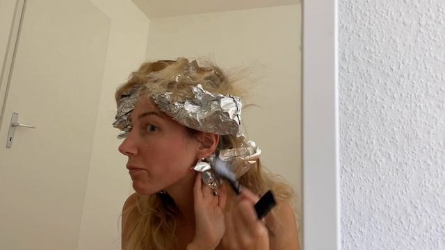 DIY the perfect BLONDE Highlights (at home) смотреть онлайн