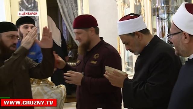 Известные во всем мире богословы посетили дом Ахмата-Хаджи Кадырова в Центарое смотреть онлайн