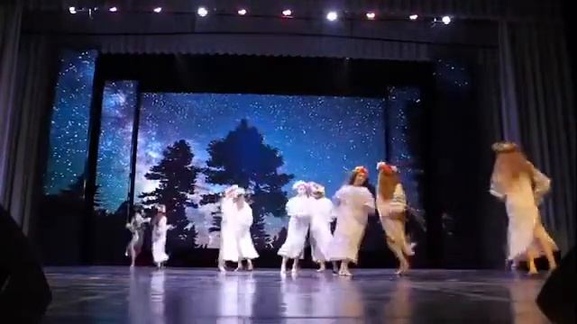 Образцовый ансамбль танца "Ручеёк" - "Пока цветёт папоротник" смотреть онлайн