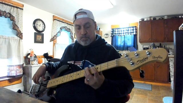Runnin down a Dream Tom Pettty Bass Cover HD. смотреть онлайн