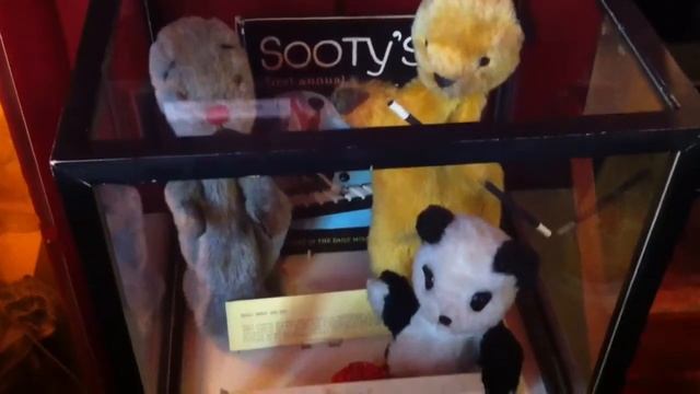 Sooty puppets at Pollock's Toy Museum, London смотреть онлайн