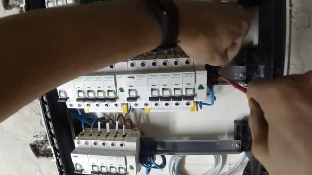 Montaż i podłączenie rozdzielnicy Schneider Pragma 24318. смотреть онлайн