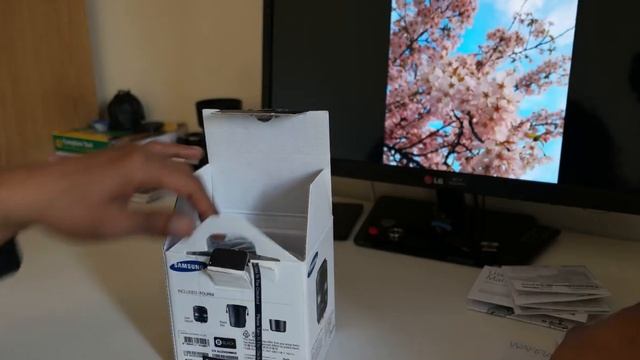 Samsung NX 60mm F2.8 Macro Lens Unboxing (4K Video) смотреть онлайн