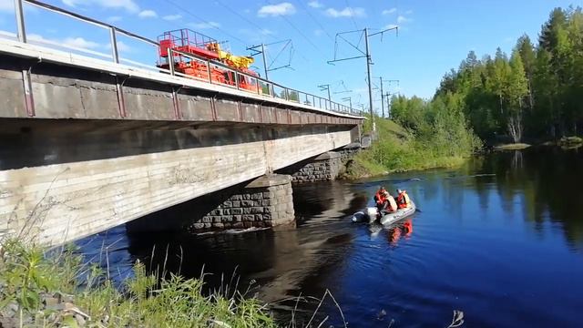 Водолазы РЖД на реке Калга смотреть онлайн