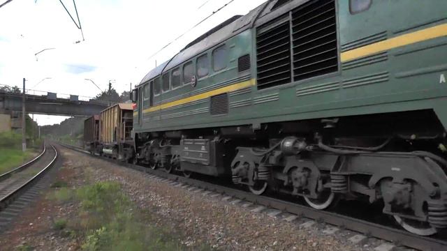 Тепловоз 2М62-1124 с двумя хоппер-дозаторами смотреть онлайн