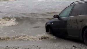 ПРИДУРОК УТОПИЛ МАШИНУ В МОРЕ (AUDI IN THE SEA)