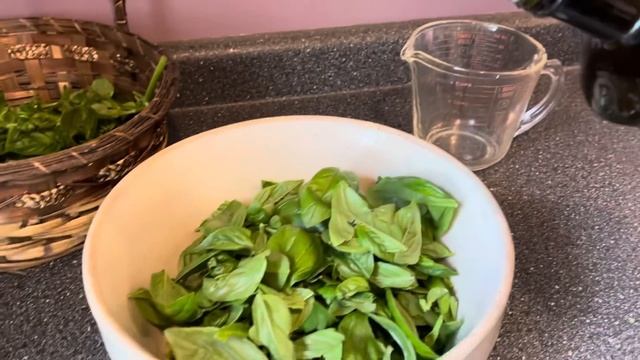 The easiest, fastest, best way to FREEZE BASIL! смотреть онлайн