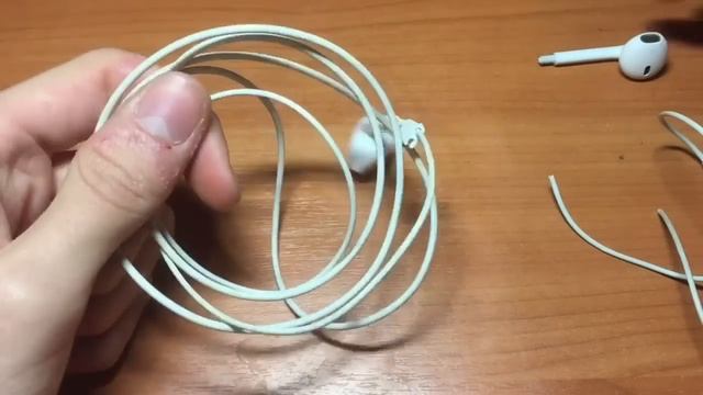 Как самому сделать беспроводные AirPods? Легко! Нужен только... смотреть онлайн