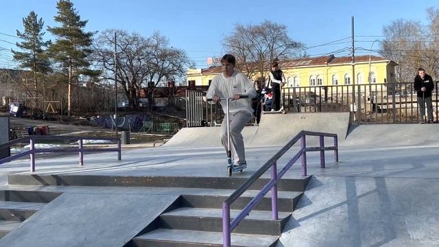 Купил новую деку/открыли стрит в плазе/райдер команды кик мит/ трюки на самокате смотреть онлайн