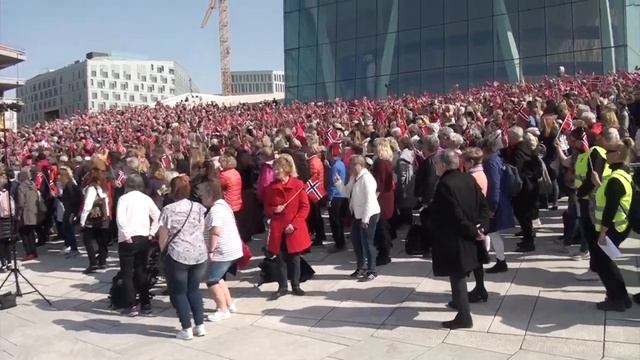 GRATULERER MED DAGEN! - Hurra for deg... (KFJ554-Bursdagssang) смотреть онлайн