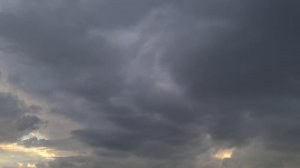 Видео с быстро плывущими облаками. Солнце светит через облака. Заход солнца. 4K видео заставка.